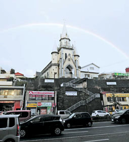 ＪＲ佐世保駅近くの三浦町教会。旅の終わりに大きな虹がかかった＝長崎県佐世保市で