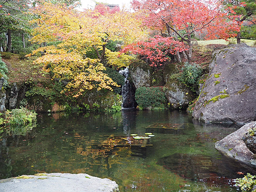 奥に小さな滝が。心静まる場所、箱根美術館。