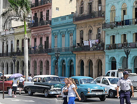 コロニアル様式の建物とレトロな車が目を引く町並み＝キューバ・ハバナで