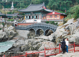 韓国では珍しく海辺に立つ海東竜宮寺に多くの参拝者が訪れる。奥の石像が海水観音大仏