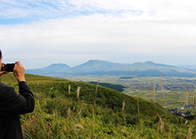 大観峠付近から眺めると涅槃像に似ているといわれる阿蘇五岳の絶景＝熊本県阿蘇市で