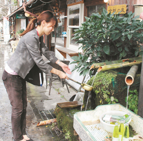 阿蘇神社の門前町商店街に３０カ所以上もある阿蘇の湧き水の一つ「金脈の泉」＝熊本県阿蘇市で