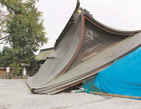 熊本地震でぺちゃんこにつぶれた阿蘇神社の楼門（復旧工事の前）＝熊本県阿蘇市で