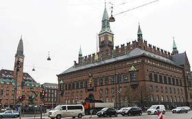 れんが造りの建物が美しい街並み。冬は曇り空で薄暗い日が多い＝デンマーク・コペンハーゲンで