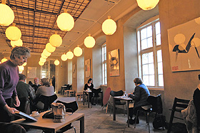 デザイン博物館内のカフェ。洗練された照明と家具の、居心地の良い空間だった＝コペンハーゲンで