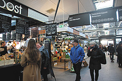 食料品の店が並ぶコペンハーゲン中心部の屋内市場「トーベヘルネＫＢＨ」