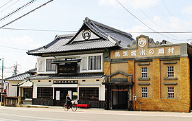 元砂糖蔵を利用した村岡総本舗羊羹資料館（建物の右側。左側は同本舗本店）