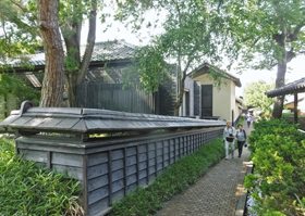 北斎館と高井鴻山記念館を結ぶ「栗の小径」は散策にぴったり＝長野県小布施町で