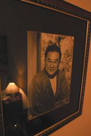 マジェスティックサイゴンの旧館１０３号室に飾られる開高健さんの写真＝ホーチミンで
