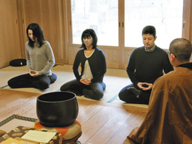 中尊寺では座禅体験ができる＝岩手県平泉町で