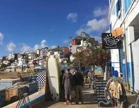 海沿いのタガズートはサーフタウンとして名高く、街並みは白色と青色に統一されている