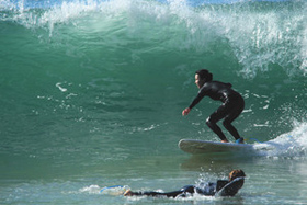 モロッコの波に乗る記者（撮影してもらった）。大西洋の低気圧がうねりを運ぶ冬がベストシーズン