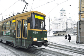 街のランドマーク、ヘルシンキ大聖堂のそばを走る路面電車のトラム。市内観光では必ずお世話になる公共交通機関だが路線は非常に複雑だ＝フィンランド・ヘルシンキで
