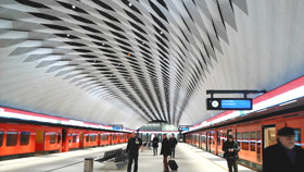 開業したばかりのヘルシンキ地下鉄・マティンキュラ駅のホーム。大学生がデザインした前衛的な天井が特徴＝フィンランド・エスポーで