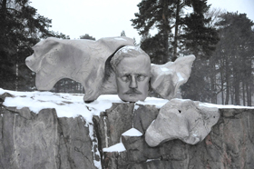 シベリウス公園に置かれた作曲家ジャン・シベリウスの顔を模した記念碑＝フィンランド・ヘルシンキで
