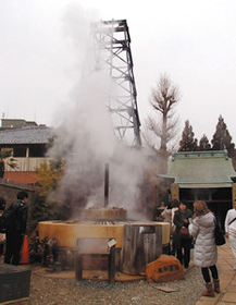 激しく湯煙を噴き上げる天神泉源＝神戸市北区の有馬温泉で