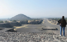 街月のピラミッドから眺めた「太陽のピラミッド」。右の「死者の大通り」沿いには数々の神殿や宮殿の跡が残る＝メキシコ市近郊で
