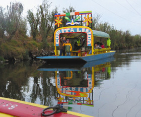 ソチミルコ運河では色鮮やかな舟ですれ違うたびに、互いの乗客が陽気に手を振り合う＝いずれもメキシコ市で