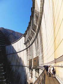 ダム本体に取り付けられた通路を歩く。ダムの下から６０メートルの高さがある＝栃木県日光市の川治ダムで