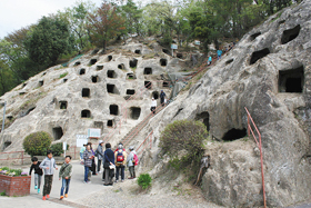 凝灰質砂岩の斜面に掘られた古墳時代の横穴墓が密集する吉見百穴
