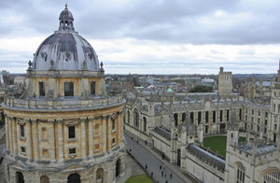 聖メアリー大学教会の塔から眺めたオックスフォードの街並み。正面左は大学図書館の一部「ラドクリフカメラ」。右はオールソウルズカレッジ＝英・オックスフォードで