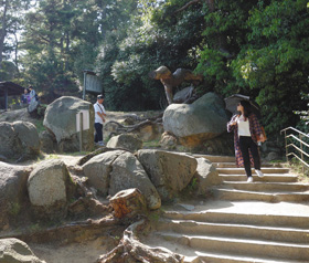 自然石の文学碑がある千光寺山の文学のこみち