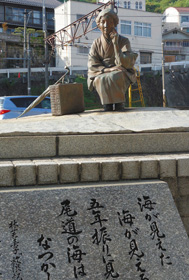 尾道本通りの入り口にある林芙美子の像＝いずれも広島県尾道市で