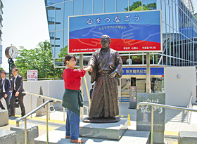 坂本龍馬記念館本館前には握手をもとめる龍馬像が立つ