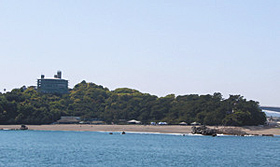 船上から浦戸城跡と桂浜を望む。坂本龍馬記念館は国民宿舎の建物の後ろに隠れている。右手の丘には龍馬像が太平洋を向いて立っている＝桂浜沖から（いずれも高知市で）
