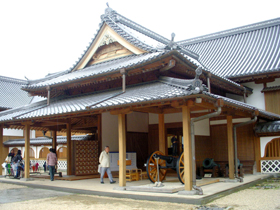 佐賀城跡に復元された本丸御殿は「佐賀城本丸歴史館」として肥前さが幕末維新博覧会の会場となっている＝佐賀市で
