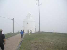 日本本土最東端に立つ納沙布岬灯台＝いずれも北海道根室市で