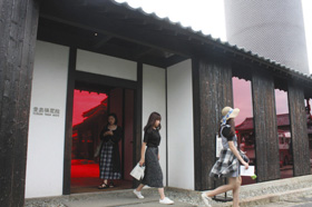 通りに面した真っ赤なガラスが目を引く豊島横尾館