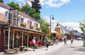 カフェやバー、画廊が並ぶシャルルボワの街並み＝いずれもカナダ・シャルルボワで