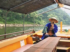 最上川を下りながら舟歌を歌う船頭さん＝戸沢村で