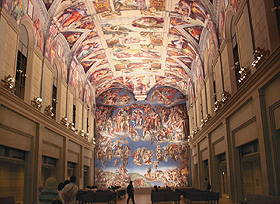 ミケランジェロの最高傑作と呼ばれる天井画や壁画があるシスティーナ礼拝堂を再現したシスティーナ・ホール。その迫力に立ち尽くす人も多い