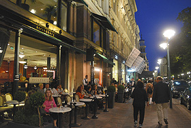 ヘルシンキの繁華街では、日が暮れてからも人々がテラス席で憩いのひとときを過ごす