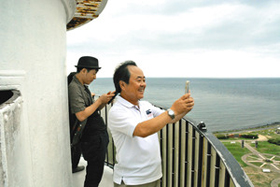角島灯台の上は人気の写真撮影スポットだ