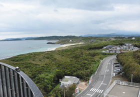 角島灯台から望む、穏やかな島の風景＝いずれも山口県下関市で
