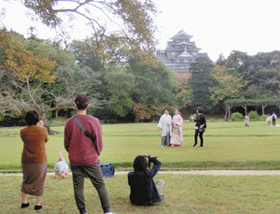四季折々の風情を楽しめる岡山後楽園。芝生広場では岡山城をバックに結婚式の撮影も＝岡山市で