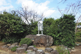 原城跡に立つ天草四郎の像＝長崎県南島原市で