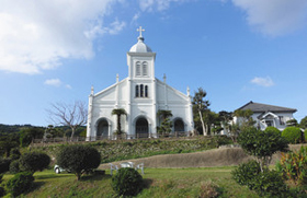 真っ白な外観が美しい大江教会。聖堂の中央には「受胎告知」の絵が掲げられている＝熊本県天草市で