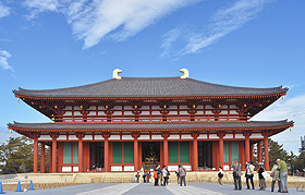 約３００年ぶりに創建当時の姿を見せる興福寺・中金堂＝いずれも奈良市で