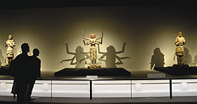 人気の阿修羅像（中）は工夫された照明で陰影をつけ一層その姿を引き立たせる
