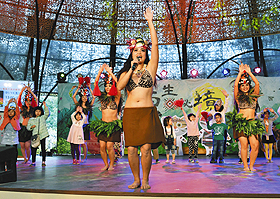 来場者も参加して行われた先住民の踊りなどを紹介するステージ