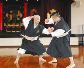 金剛禅総本山少林寺で演武を披露する中川純さん（左）と冨田雅志さん
