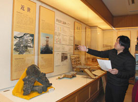 多度津町立資料館で町の歴史を説明する西山慶祐さん