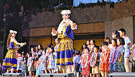 ポリネシアンショーでは、フラガールと一緒に踊るフラ体験コーナーもある