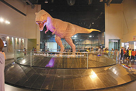 展示室への入り口で来館者を出迎える肉食恐竜「シャモティラヌス」のモニュメント