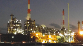 養老川臨海公園から見る化学コンビナートの夜景＝いずれも千葉県市原市で