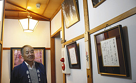 橋本屋に飾られた土門拳の写真を見ながら思い出を語る奥本裕さん＝奈良県宇陀市で